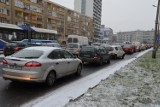 Było ślisko na wrocławskich ulicach. Kierowcy utknęli w korkach [FOTO]