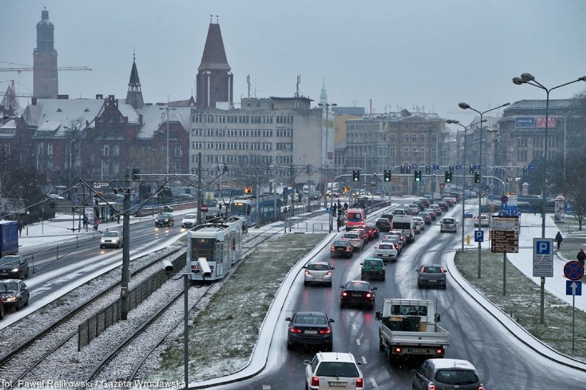 Było ślisko na wrocławskich ulicach. Kierowcy utknęli w korkach [FOTO]