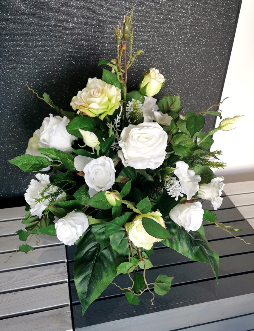 Piękne kompozycje kwiatowe na groby dostępne w kwiaciarni "Kompozycja" w Wieluniu