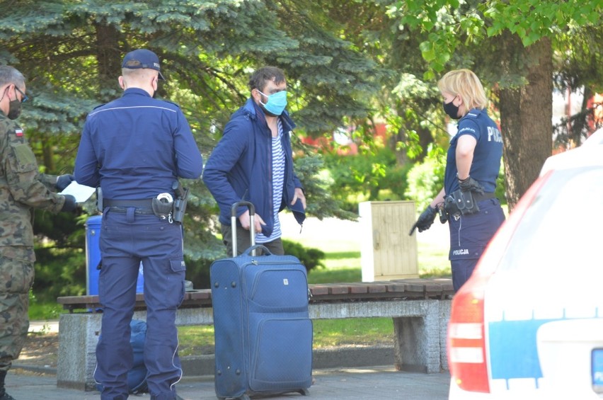 Głogów: Golas na przystanku busów. Mężczyzna rozebrał się na ławce i suszył majtki 