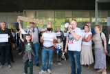 Konin. Protest przeciwko "lex TVN". Ponad sto osób przed Domami Centrum