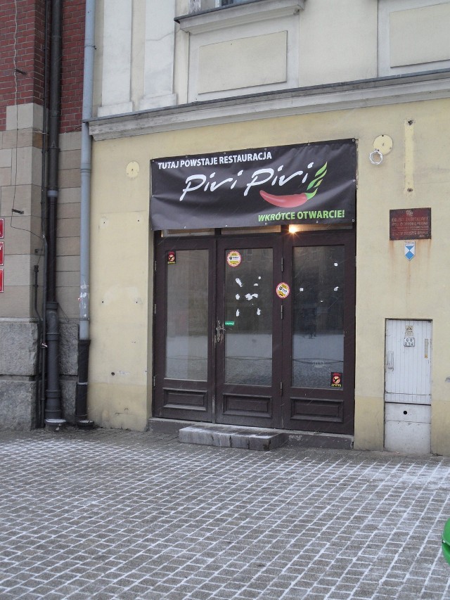O tym, że na parterze kamienicy przy Rynku 3 w Tarnowskich Górach powstanie restauracja informuje już także tymczasowy baner.