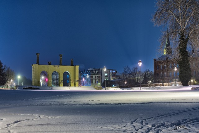 Piękne zdjęcia Wyspy Teatralnej w wieczornej, zimowej oprawie autorstwa Gabriela Dubiela.