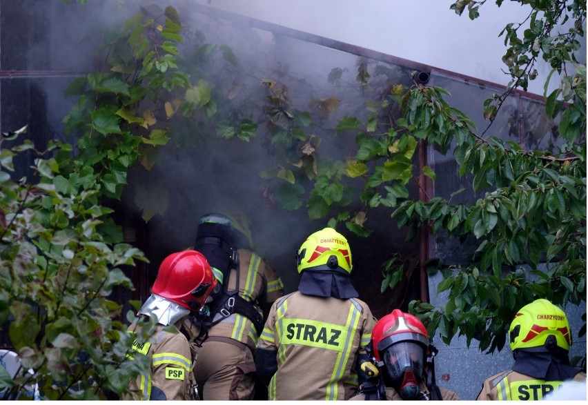 Palił się garaż pod mieszkaniami wypełniony starym sprzętem...