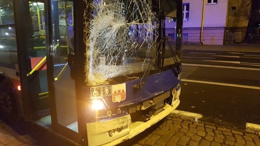 Autobus miejski linii nr 55 zderzył się z samochodem...