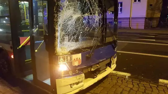 Autobus miejski linii nr 55 zderzył się z samochodem osobowym.