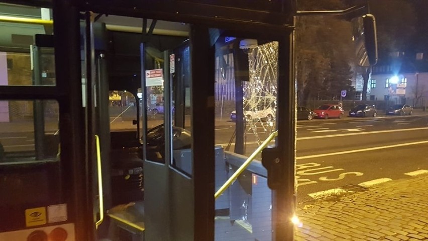 Autobus miejski linii nr 55 zderzył się z samochodem...