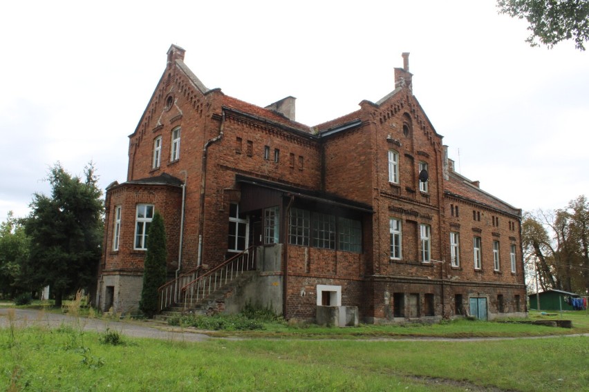 Powiat gnieźnieński. Dwór w Grotkowie to cichy świadek historii. Zobacz jak dziś wygląda [FOTO]