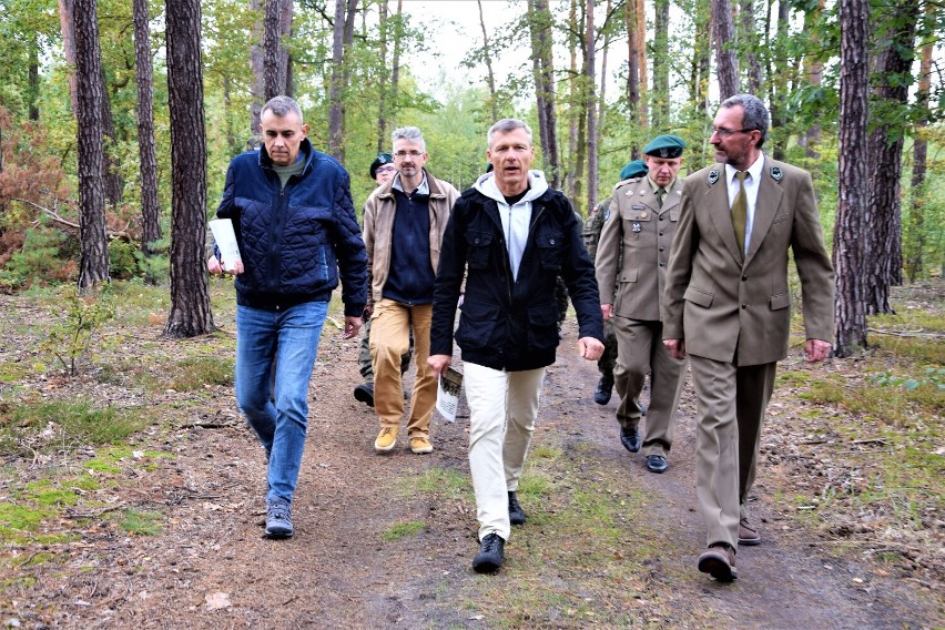 Odsłonięto tablicę upamiętniającą walki pod Sieradzem we Wrześniu 1939 roku. Inicjatywa Sieradzkich Detektywów Pól Bitewnych ZDJĘCIA