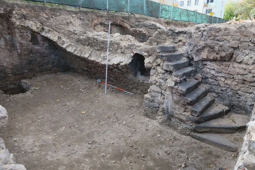 Nyscy archeolodzy odsłonili ponad 600-letnie piwnice. Co w...