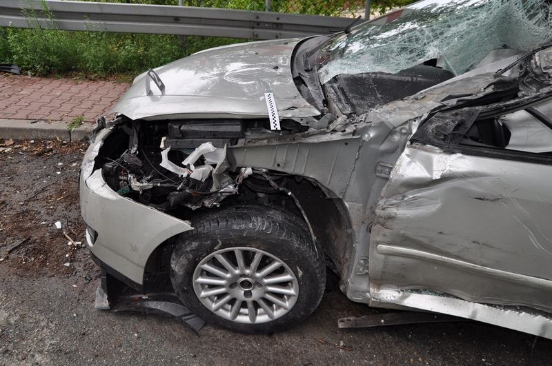 Karczmiska: Toyota uderzyła w naczepę ciężarówki. 2 kobiety ranne (ZDJĘCIA)