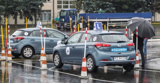 Co roku w Polsce średnio 70 proc. kierowców nie zdaje egzaminu na prawo jazdy za pierwszym razem. Dla porównania w innych krajach europejskich ta liczba jest dwukrotnie mniejsza. 

Według egzaminatorów osoby siadające za kierownicą bardzo często popełniają podobne błędy. Jakie?
Sprawdź na kolejnych zdjęciach >>>
