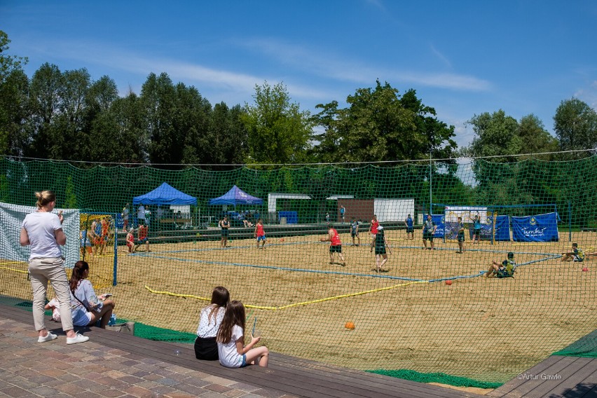 Piłkarze ręczni rywalizowali na Plaży Kantoria w Tarnowie,...
