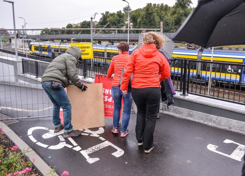 Awantura o zaśmiecony tunel przy Forum Gdańsk. Aktywiści chcieli go sami posprzątać, ale inwestor zamknął wejścia [zdjęcia]