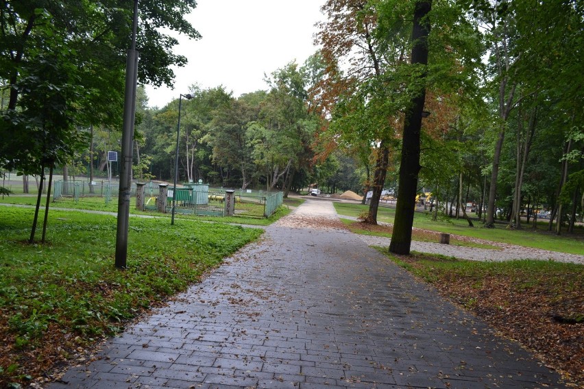 Park Zamkowy w Mysłowicach jest rozkopany. Trwają tam...