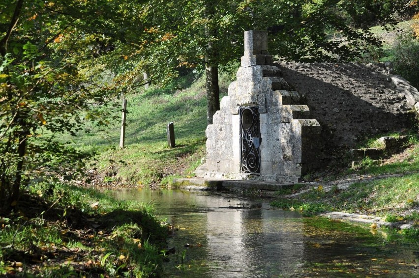 Na zdjęciu kaplica nad źródłem św. Katarzyny we Francji. W...