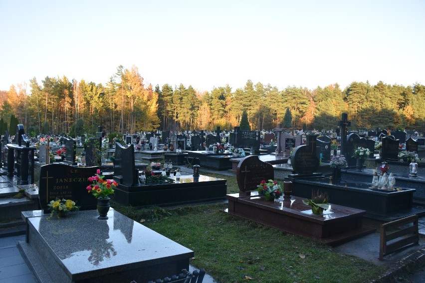 Cmentarz komunalny w Rudnikach. Przesuwaj zdjęcia w prawo -...