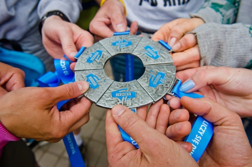 Ekiden to sztafeta maratońska, w której biorą udział...