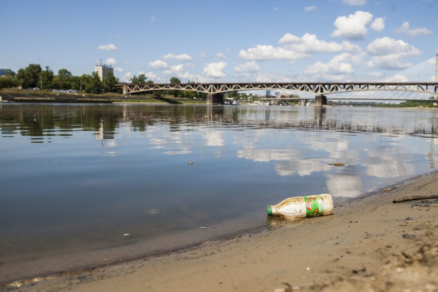 Poniatówka najbrudniejszą plażą w Polsce? W ciągu doby pojawia się tam więcej śmieci, niż na nadmorskich plażach