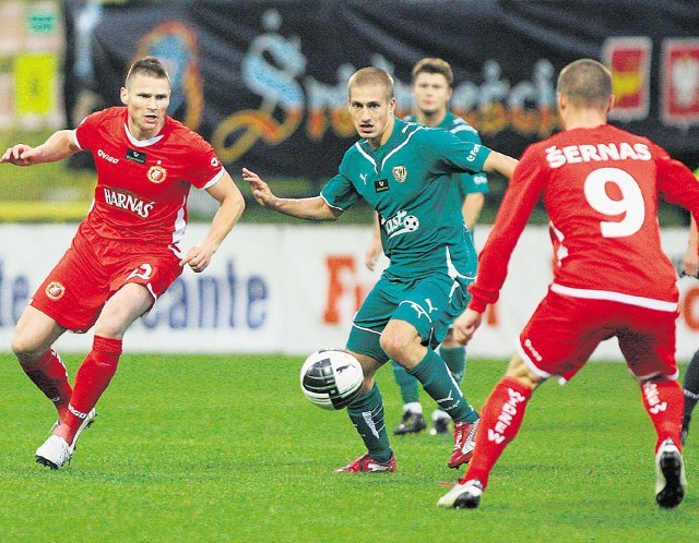 Widzewski superduet Marcin Robak (od lewej) i Darvydas Sernas (nr 9) walczy z Ruchem