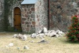 Z kościelnej wieży w Podlegórzu w gminie Trzebiechów oderwała się kamienna elewacja i runęła na ziemię