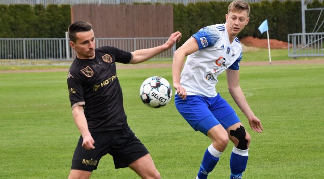 IV liga małopolska, grupa zachodnia: Beskid Andrychów - Unia Oświęcim 3:1. Na zdjęciu: Tomasz Kaczmarczyk (Beskid, z lewej) w starciu z Arkadiuszem Czaplą