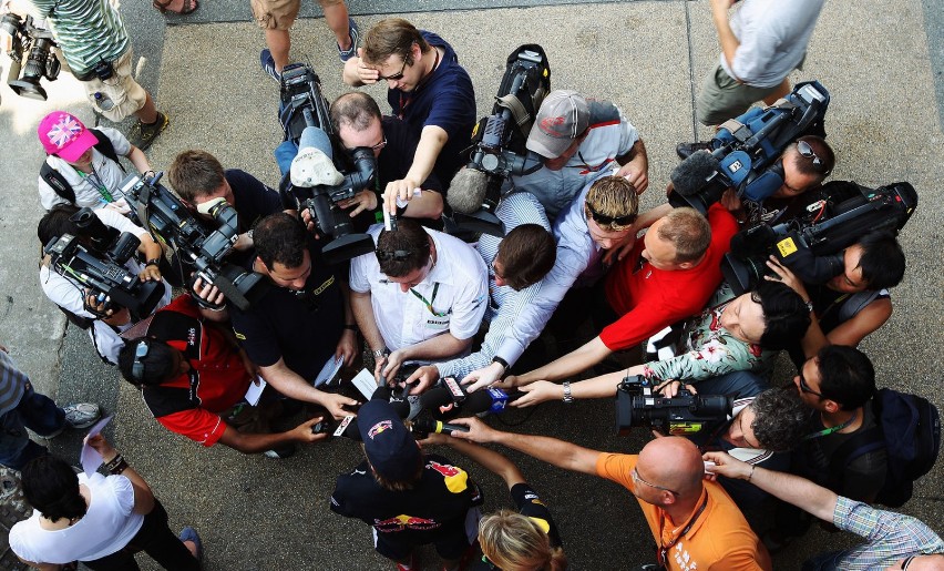 Sebastian Vettel (Red Bull) otoczony przez dziennikarzy