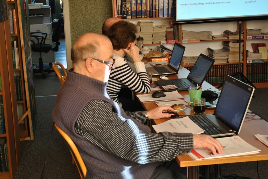 Kurs komputerowy dla seniorów w bibliotece w Łęczycy