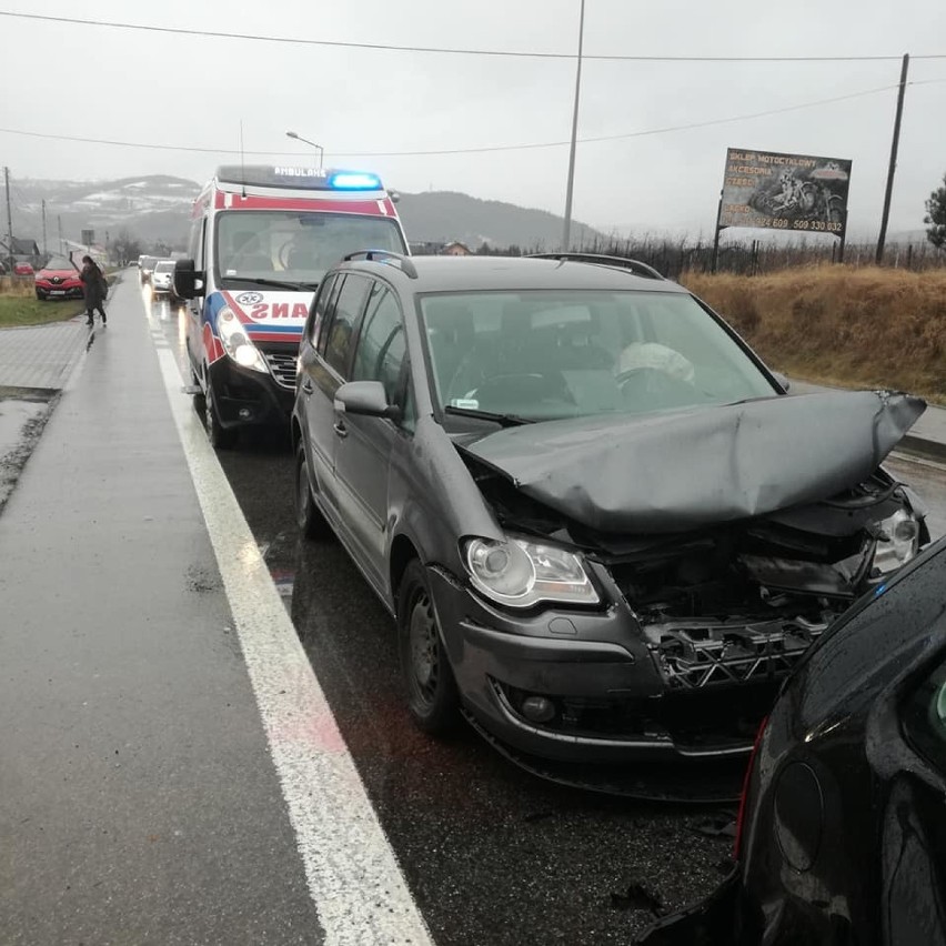 Łącko. Groźny wypadek z udziałem trzech aut. Matka z córką trafiły do szpitala