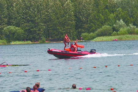 Plażowicze z zapartym tchem śledzili pokazy ratowników.