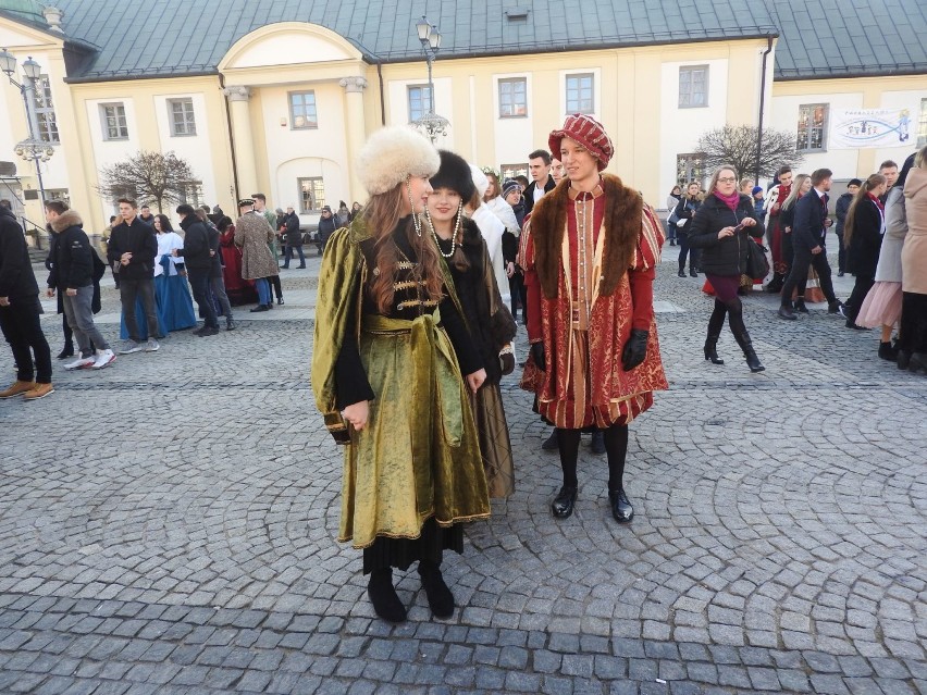 Rynek Kościuszki. Studniówka Miejska 2020. Pierwszy polonez...