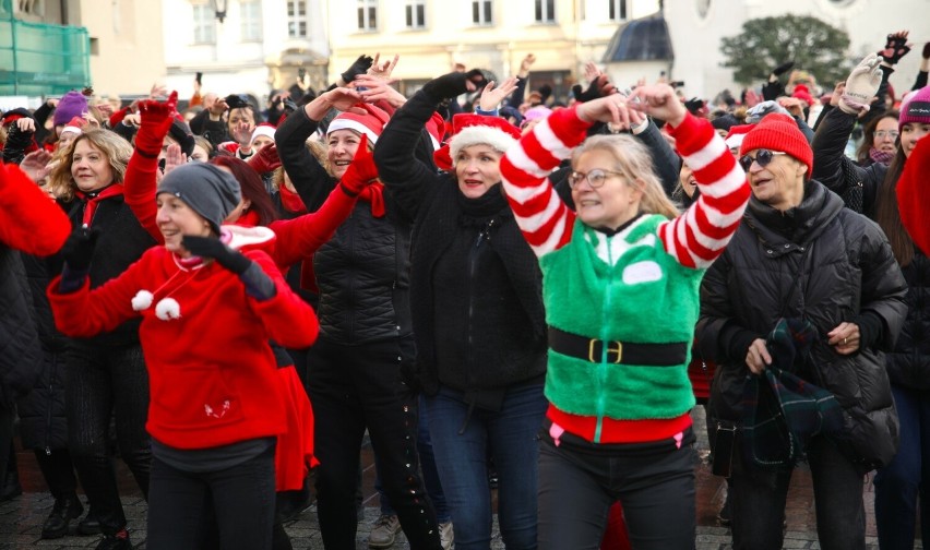 Do piosenki "Z kopyta kulig rwie" na Rynku Głównym w Krakowie zatańczyło ponad 100 osób