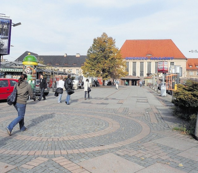 Gliwice 
Teren przy Dworcu PKP. Miejsce smutne i zaniedbane, przechodniów odstraszają stare kioski. Całość krajobrazu dopełnia stary dworzec PKP. Mimo ławek nikt się tutaj nie zatrzymuje.