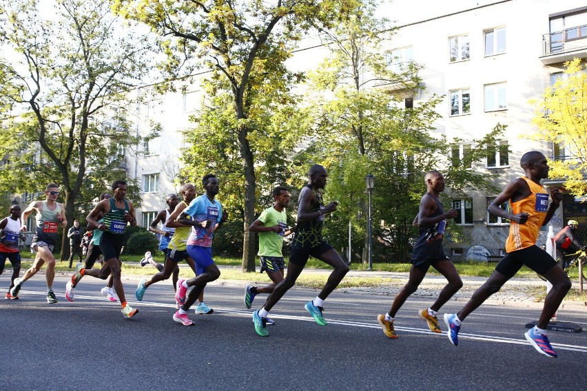 Maraton Warszawski 2022 za nami. Tysiące biegaczy na ulicach stolicy. Tak wyglądała 44. edycja największego święta sportowego