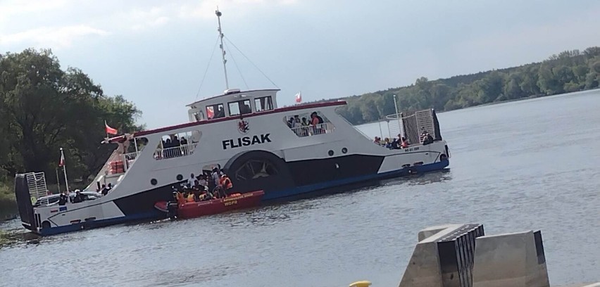 W sobotę, 13 maja, prom Flisak utknął bowiem na mieliźnie....