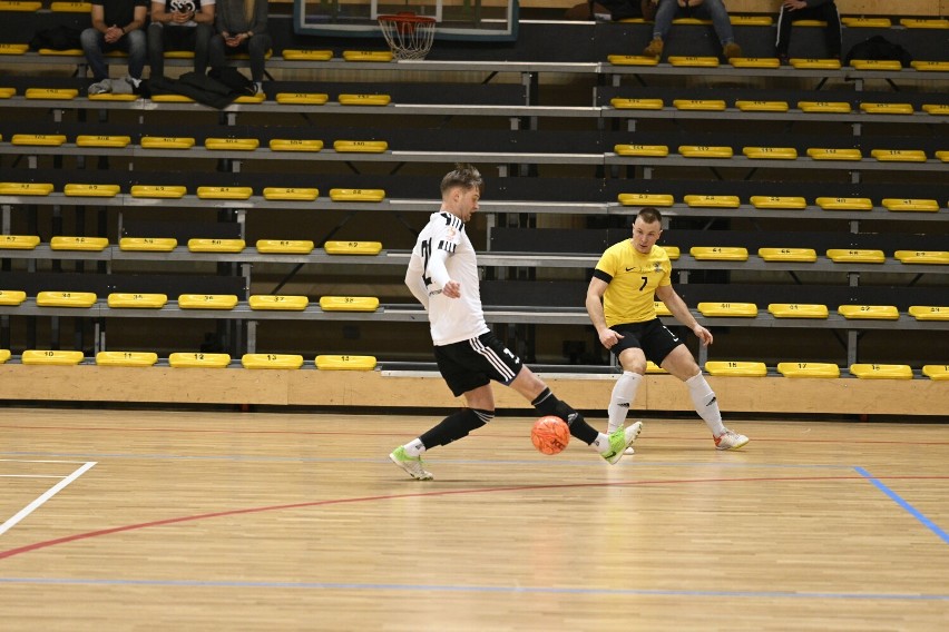 Futsal Świecie (żółte koszulki) pokonał w derbowym meczu TAF...