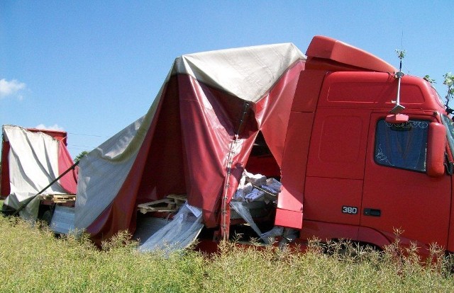 Tir wjechał w pole z rzepakiem