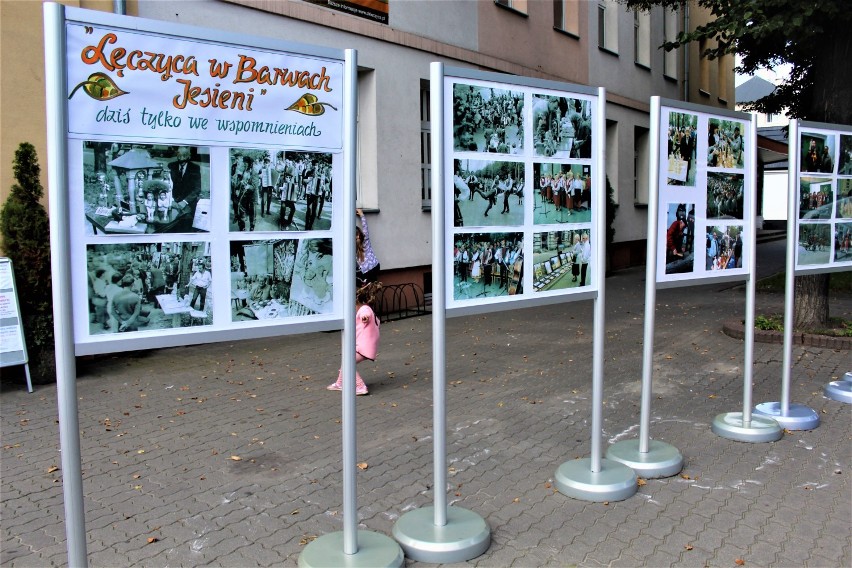 Przed budynkiem DK w Łęczycy prezentowane są zdjęcia...