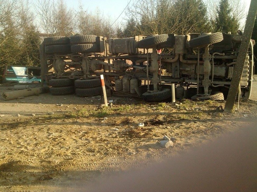 Wypadek w Warzymicach. Pociąg wjechał w samochód ciężarowy