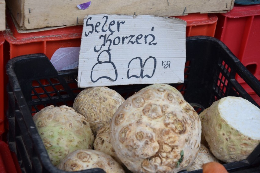 Ceny na słupskim bazarku przy ulicy Wolności. Tyle kosztują...