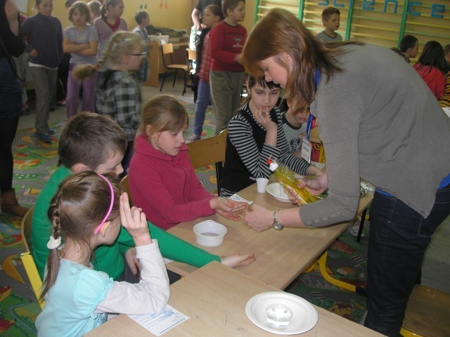 Piknik edukacyjny PAN w szkole w Łęczycach FOTO