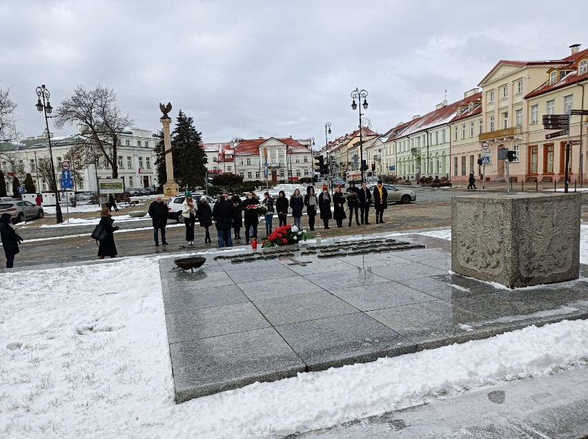 Rocznica zakończenia działań związanych z II wojną światową w Płocku. Pod Płytą Nieznanego Żołnierza złożono kwiaty [ZDJĘCIA]