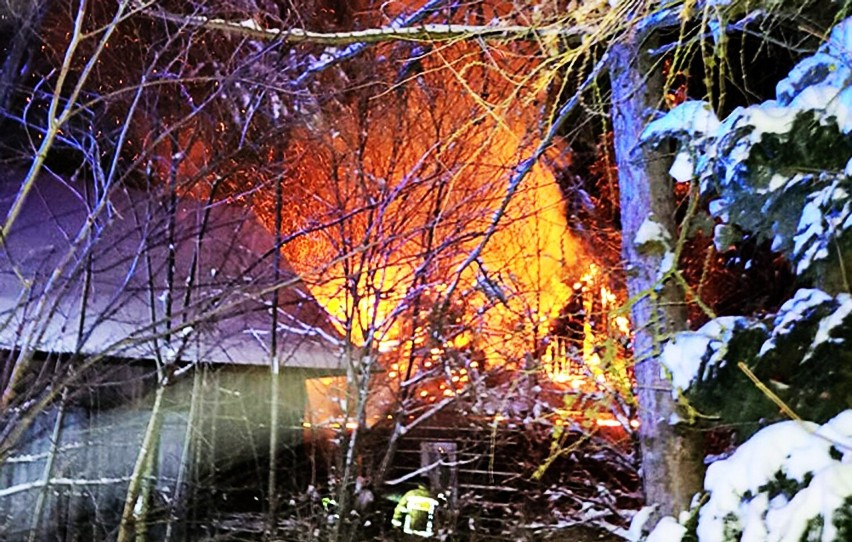Wielki ogień w Porębie Wielkiej. Osiem straży pożarnych nocą ratowało dom w Gorcach