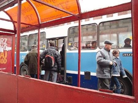 Dziełem małoletnich chuliganów jest np. rozbita wiata przystanku w Brzezinach Śląskich.