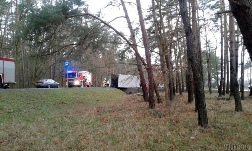 Wypadek pod Opolem na DK 94 między Skarbiszowem i Borkowicami. Dwie osoby ranne