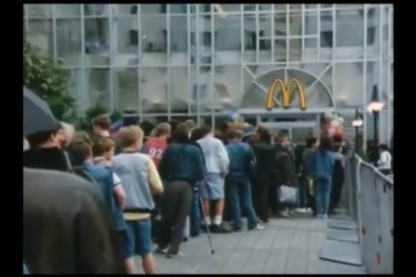 W czasie otwarcia pierwszej restauracji McDonald's kolejki...