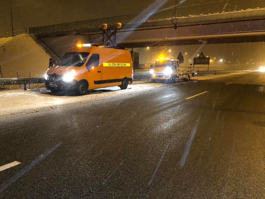 Wypadki na Autostradzie A1 i w Śmiłowicach oraz śnieżyca nad...