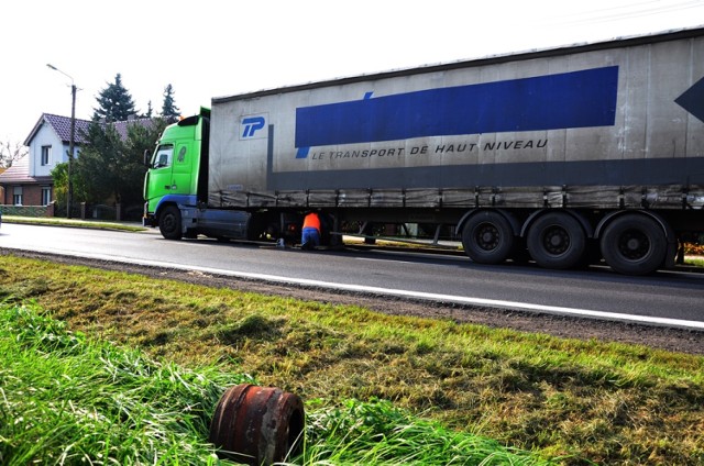 Wypadek w Witaszycach: Od samochodu ciężarowego urwały się dwa koła