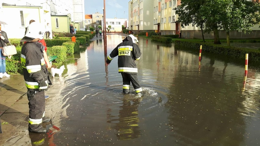 Opalenica: Liczne zalania po burzy. Ranny strażak