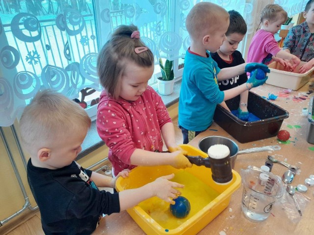 W Przedszkolu Publicznym „Bajkowy Zakątek” w Opatowie prowadzone są ciekawe zajęcia naukowe. Eksperymenty cieszą się dużą popularnością wśród maluchów.
